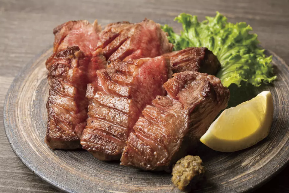 We also recommend dishes other than stews! We are proud of our wide variety of creative a la carte dishes, as well as our carefully selected charcoal-grilled dishes. Our dishes, such as beef tongue seasoned simply with salt and pepper, skirt steak with a homemade soy sauce-based sauce, chicken thighs with salt sauce, and seasonal vegetables, are all grilled over charcoal with an irresistible aroma!