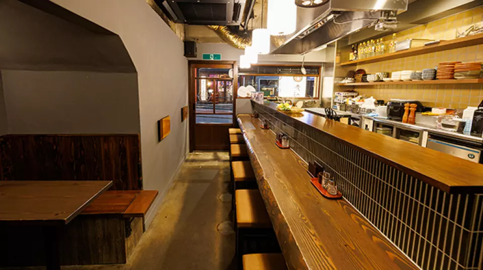 Located just 3 minutes from Exit 2 of Monzen-Nakacho Station, our restaurant has a homey atmosphere that is casual and welcoming to people of all ages and genders. The interior of the restaurant has a modern design while still exuding an Edo atmosphere. There are six counter seats in the open kitchen with a large pot of stew right in front of you, and one table that seats four. It is a comfortable place to stop by for a drink after work, or for everyday use by locals.