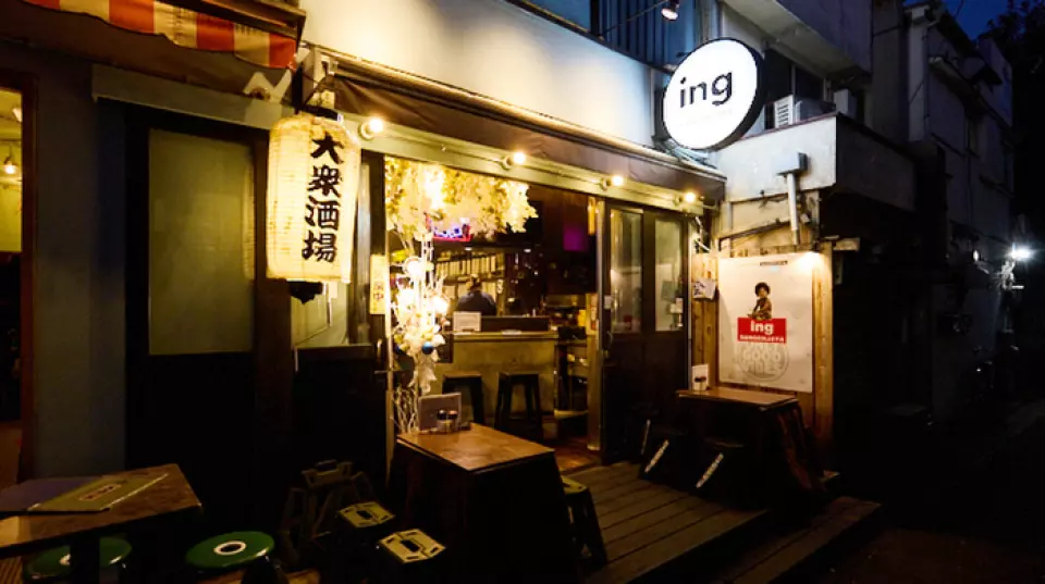 本店位于著名酒吧云集的三轩茶屋三角地带。充满活力的舒适空间，随着季节变化的室内装饰是一大亮点。我们提供适合单人用餐或约会的吧台座位，以及可以与一群人一起举杯畅饮的桌子座位。欢迎宠物进入露台，冬天会设置暖桌，让您温暖舒适。我们工作日营业至凌晨 2 点，周末营业至凌晨 4 点，欢迎作为您的第一站、第二站或第三站前来！