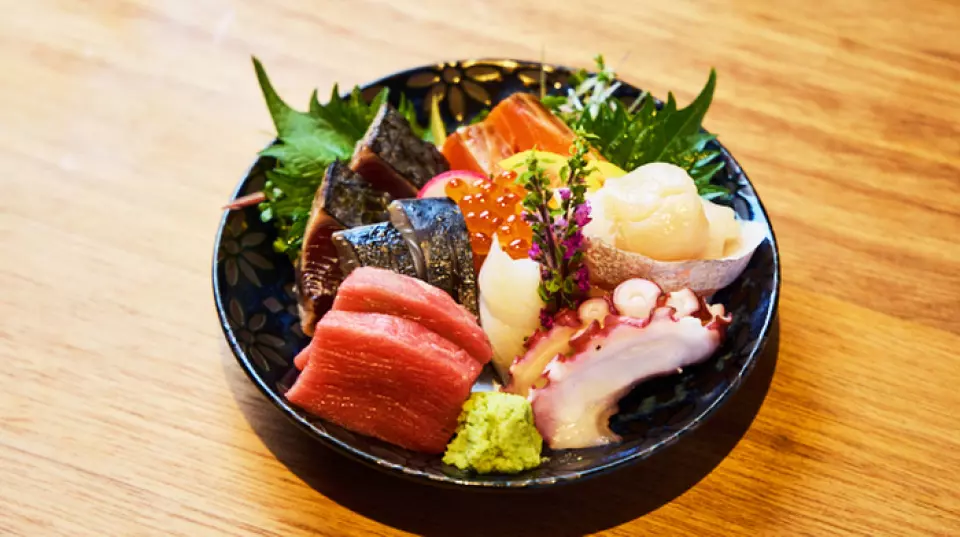 本店提供日式料理、西式料理、中式料理等多种菜品。我们提供多种选择，从小吃到佐酒，从海鲜和肉类菜肴以及最后的菜肴。其中，特别推荐“云仙火腿排”、“生鱼片拼盘”、“白肝生鱼片”、“特制土豆沙拉”！除了丰富的菜单外，我们还提供随季节变化的各种每日特色菜。冬天，我们提供热关东煮！如果我们有食材，我们就可以做一顿您喜欢的饭菜！