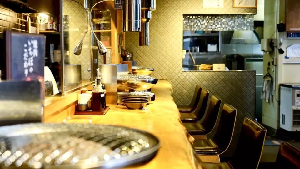 ร้านอาหารของเรามีบรรยากาศที่ทันสมัย ​​ผ่อนคลาย ให้คุณเพลิดเพลินไปกับยากินิกุในบรรยากาศที่ผ่อนคลาย ติดตั้งท่อระบายอากาศที่โต๊ะแต่ละโต๊ะเพื่อสร้างสภาพแวดล้อมการรับประทานอาหารที่สะดวกสบาย ชั้น 1 มีที่นั่งแบบเคาน์เตอร์ ชั้น 2 มีที่นั่งแบบโต๊ะสบายๆ และชั้น 3 มีที่นั่งแบบโคทัตสึนั่งลึกที่ให้บรรยากาศผ่อนคลาย สามารถใช้งานได้หลากหลายสถานการณ์ โปรดเพลิดเพลินไปกับเนื้ออิจิโบของเราและมีช่วงเวลาแห่งความสุข