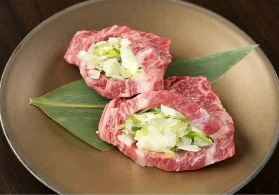 ร้านอาหารของเรามีเมนูอาหารให้เลือกหลากหลาย ทุกคอร์สมาพร้อมกับตัวเลือกเครื่องดื่มไม่อั้น เพื่อให้คุณเพลิดเพลินกับเนื้อคุณภาพสูงได้อย่างเต็มที่ ในบรรดาเมนูเหล่านี้ “คอร์สเนื้อโนโตะกับอิชิโบนย่างแบบสร้างสรรค์สไลซ์หนา” เป็นเมนูที่แนะนำอย่างยิ่ง! สามารถเพลิดเพลินกับอาหารยอดนิยมเช่น “กระดูกอ่อนหั่นหนาห่อต้นหอม” และเนื้อน่องวัวโนโตะ