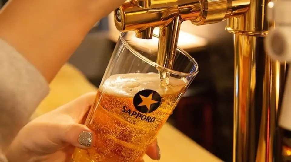 酒水选择以店主的喜好为中心，例如泡盛“Yaezumi”和日本酒“Kokuryu”。我们也推荐用时尚的餐具盛放的啤酒。此外，在冬季专属关东煮菜单期间，我们提供一杯啤酒，还可以制作高汤啤酒！配上一点七味粉即可享用。