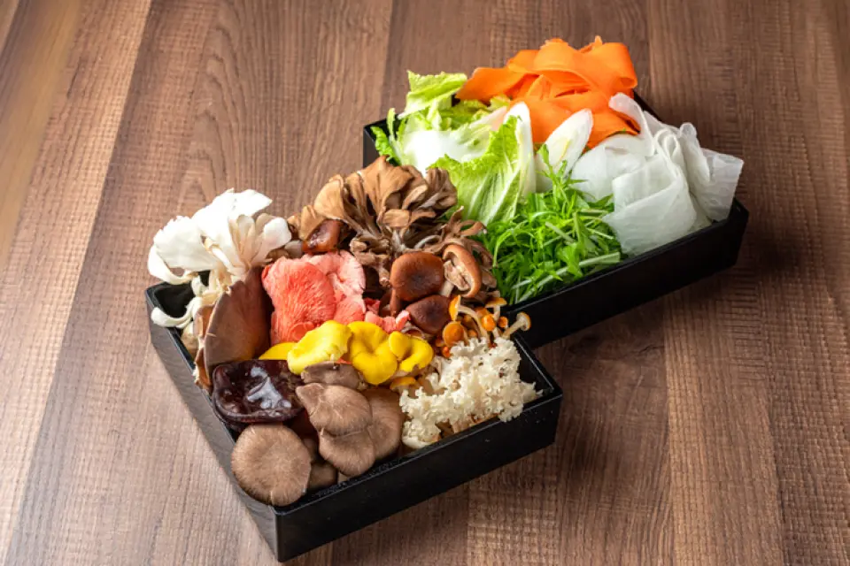 고품질의 와규 소고기 외에도 이 레스토랑은 맛있고 신선한 야채로도 유명합니다. 이번에는 "야채 모듬 플래터"와 "버섯 모듬 플래터"를 제공합니다. 특히 버섯의 종류는 계절에 따라 바뀌므로 언제 방문하셔도 계절의 맛을 즐기실 수 있습니다. 엄격한 품질 관리를 거친 야채는 50년 이상 영업해 온 오랜 전통의 과일과 야채 가게에서 직접 배송합니다. 야채는 당일에 제공 가능하므로 아직 육즙이 많고 신선한 야채를 즐기실 수 있습니다.
