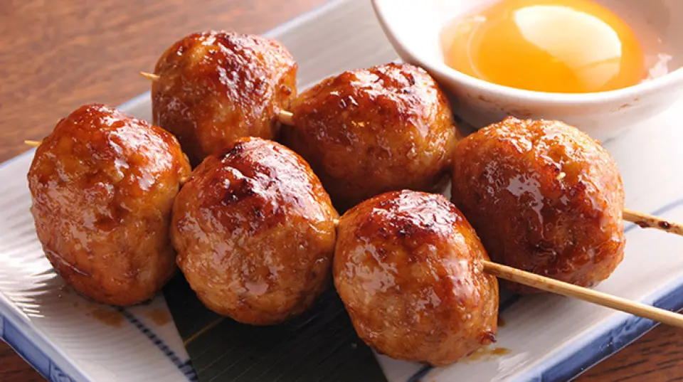 Các món đặc sản của Nagoya bao gồm "món hầm gân bò", "miso kushikatsu" làm từ thịt lợn trong nước và "tôm tempura musubi". Chúng tôi cũng có nhiều món ăn đa dạng khác, chẳng hạn như món "thịt viên lớn với sụn" xiên que độc ​​đáo của chúng tôi ◎ Chúng tôi cũng có salad và món tráng miệng, vì vậy hãy tận hưởng thời gian của bạn với đồ ăn và đồ uống ngon miệng ♪