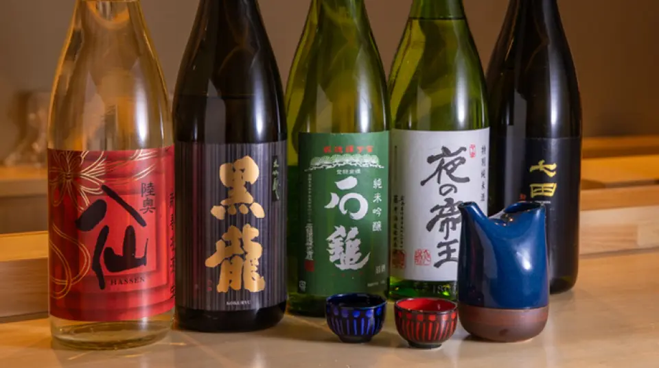 我们还提供各种饮品供您搭配用餐享用。特别是当地清酒的选择会定期更换，除了季节性限量版外，还提供大约六种类型。我们还提供多种稀有品牌供您选择。我们还提供山崎和响等多种威士忌以及与握寿司搭配的葡萄酒。