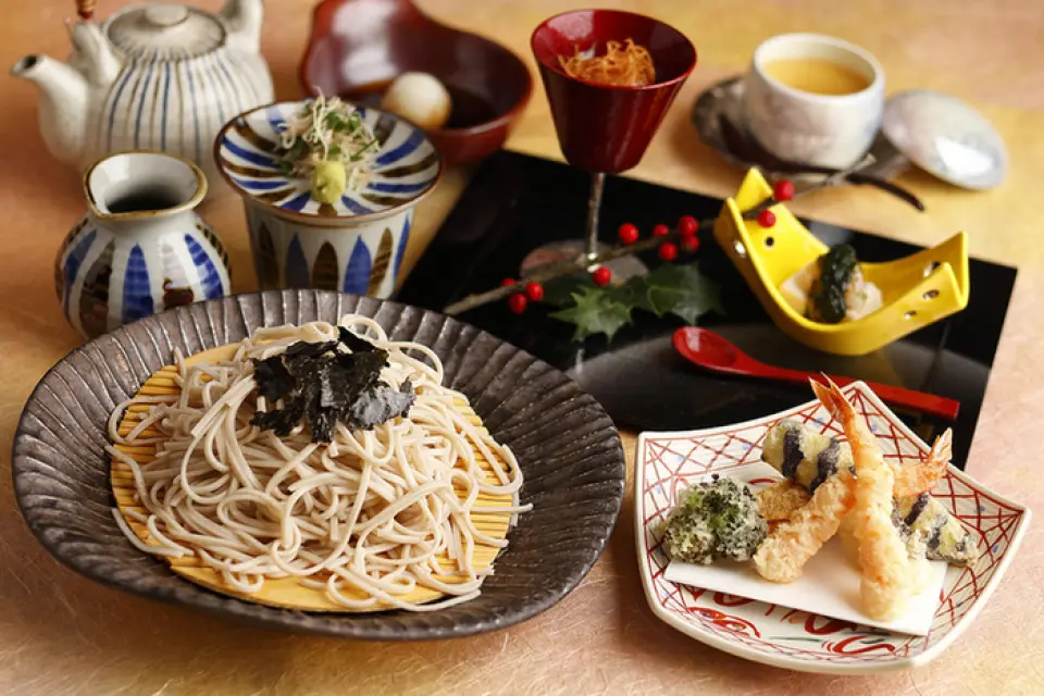 在天妇罗专卖店“天妇罗所满助”，您可以品尝到技艺精湛的厨师精心炸制的美味天妇罗。午餐时段，您可以悠闲地享用天妇罗荞麦面套餐或天妇罗盖饭。晚餐时分，不妨在别致的吧台环境中，细细品味新鲜出炉的天妇罗。