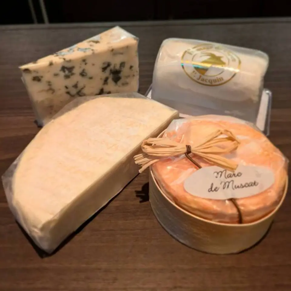 推荐菜式是“Laph Pork”，一种用蔬菜和猪肉炒的菜。这道菜很容易上瘾，里面有用拉弗格腌制的眼肉和大量的蔬菜。此外，对于广受欢迎的“塞拉诺火腿”，我们选用 Hubiles 出品的黑标火腿，其品质最高。此外，店主是一位奶酪爱好者，店内还提供精选的多种奶酪。请与您喜爱的饮料一起享用。
