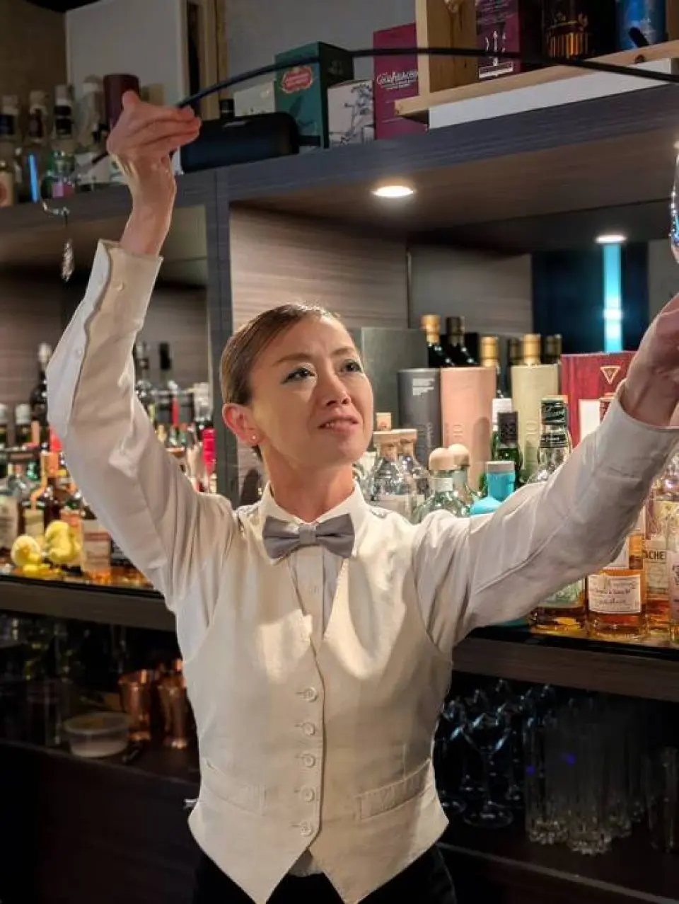 本店的经营者是热爱酒和奶酪的店主海老名。除了在名古屋顶级酒店的餐厅和酒吧工作的经验外，他还获得了威士忌专家、侍酒师、Venenciador 和奶酪专业人士的认证。作为多领域的专家，他获得了众多顾客的支持，并在锦开设了自己的餐厅Bar Alba d'Or。我们将以热情友好的服务欢迎您的到来。