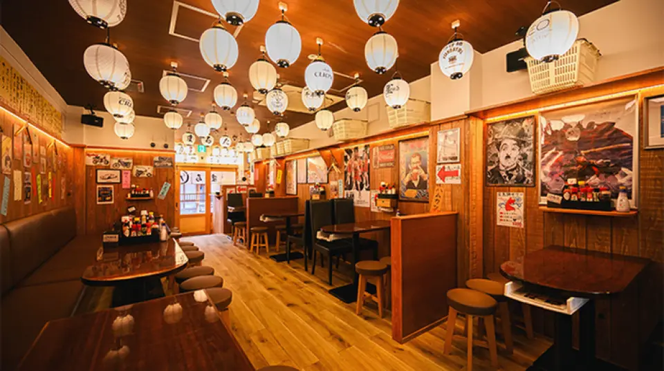 從北千住站步行 5 分鐘。這家受歡迎的居酒屋以店前的一個大燈籠為標誌。乾淨整齊的店內，貼著懷舊的海報，營造出古樸復古的空間。有適合單人用餐的櫃檯座位，也有適合團體用餐的桌椅座位。它也非常適合熱鬧的宴會，並且可以用於從第一次聚會到晚會等各種場合。一定要看看反映季節變化的室內設計！我們也會根據季節舉辦活動。
