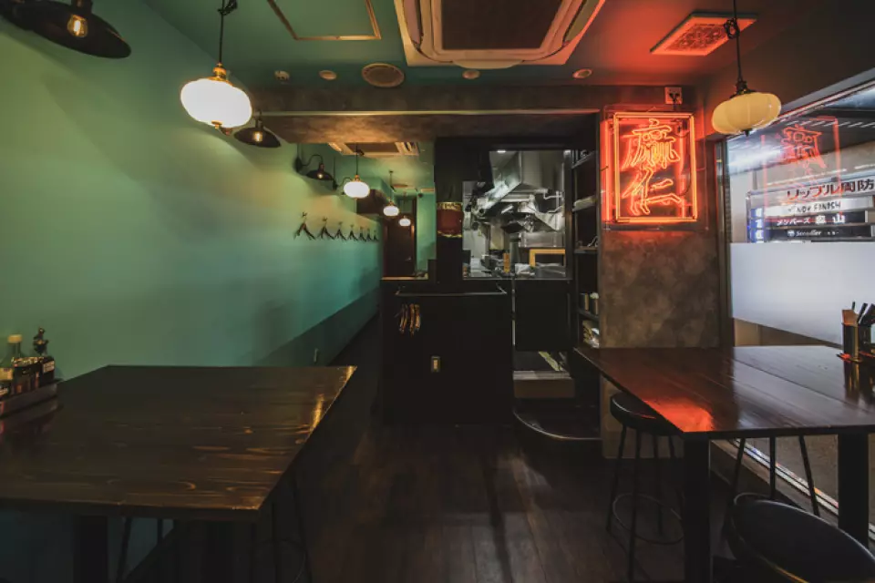 本店交通便利，步行可達所有線路，距離心齋橋站和近鐵難波站僅 7 分鐘路程。有吧台座位和桌椅座位，無論是單人還是多人，都歡迎光臨！