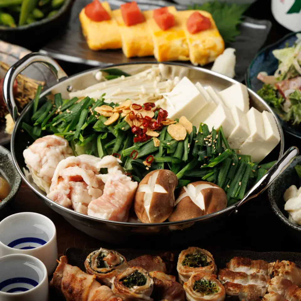 我们提供多种套餐和无限量畅饮，非常适合田町的任何宴会！除了本店引以为傲的当地鸡肉和海鲜菜肴外，还提供适合宴会的火锅菜肴！还有可以与宴会套餐一起使用的优惠券，所以一定要看看！我们还设有适合小团体到大团体的私人房间！请随时过来参观商店！