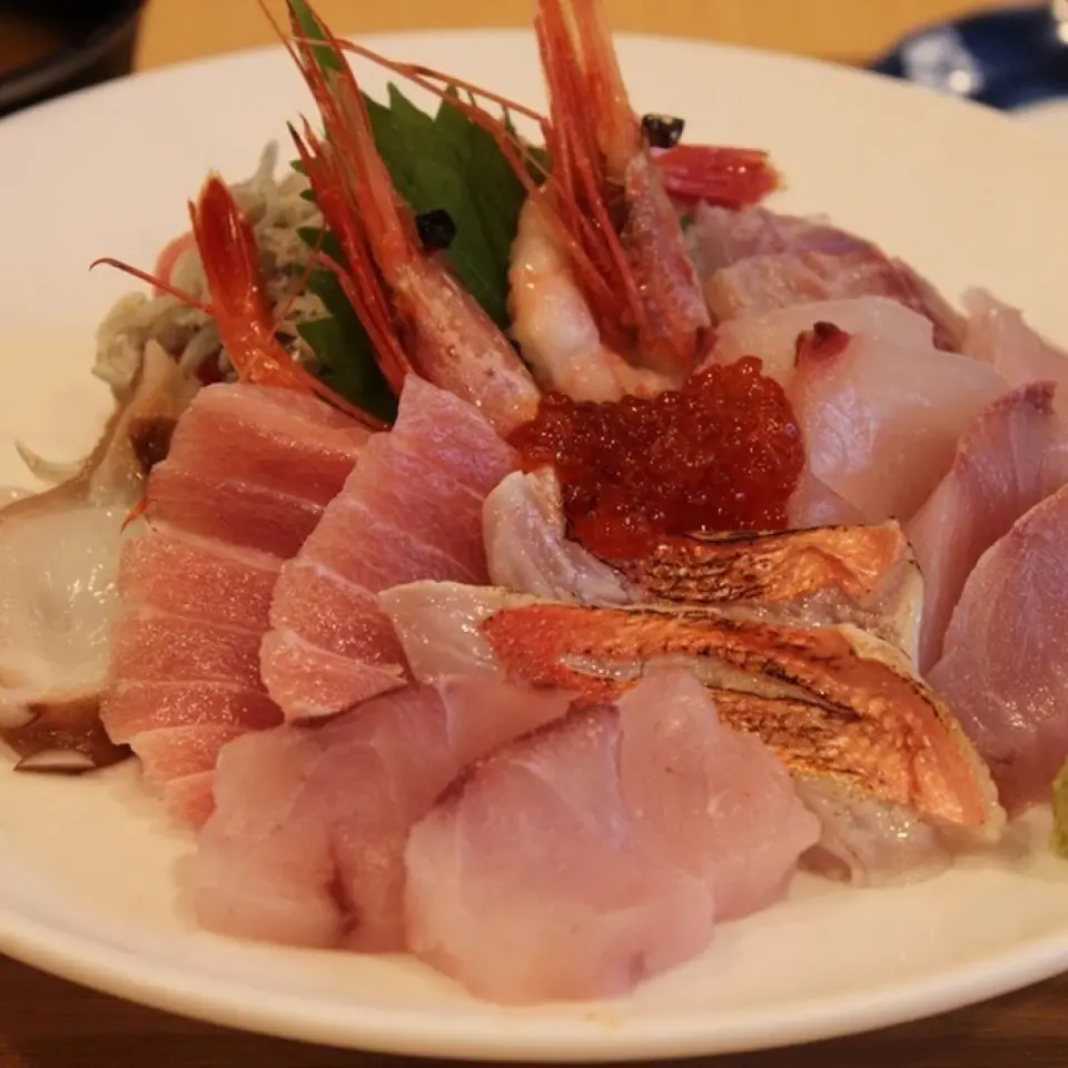 Perfect for those who want to eat a variety of dishes! A luxurious seafood bowl filled with popular fish is 1,800 yen.