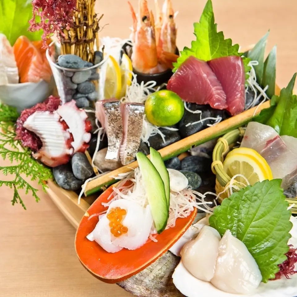 Our restaurant, which was founded 45 years ago, delivers fresh seafood under the motto "Cheap and delicious, of course!" With years of discerning eyes, we purchase carefully selected seafood from all over the country, from Hokkaido to Kyushu, via special routes, and our skilled chefs prepare it in the store. Our recommended "Assorted Sashimi" is a luxurious dish that will surprise you with its appearance and taste◎ Also, our specialty "Grilled Mackerel Sushi Roll" is a proud dish made by marinating mackerel overnight in a secret soy sauce sauce and grilling it until it is fragrant. Please give it a try!