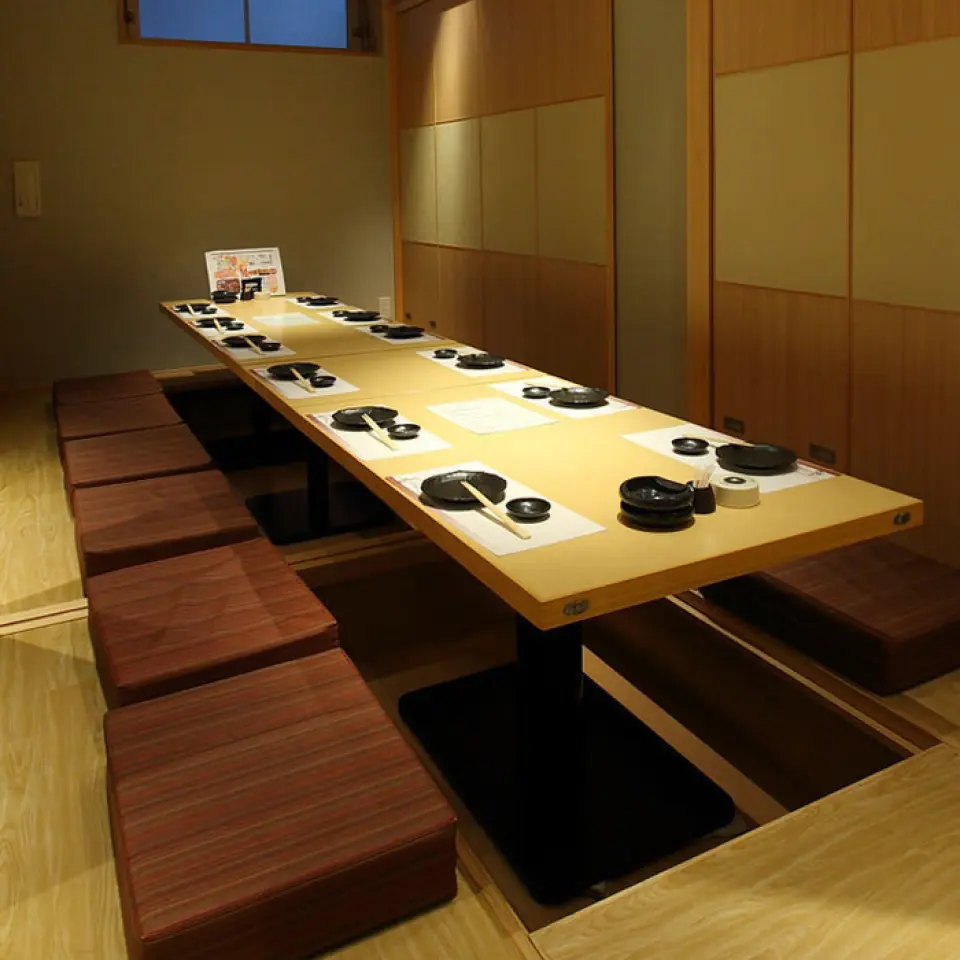 Our restaurant, located a 5-minute walk from JR Kyobashi Station, has a relaxing Japanese atmosphere where you can feel the warmth of wood. At the counter seats, you can enjoy watching the chef's techniques right before your eyes, and you can feel free to come alone. The sunken kotatsu private rooms can accommodate 2 to 38 people, and are suitable for a variety of occasions. We also have table seats with impressive illustrations of large fish. Please enjoy your meal in a relaxing atmosphere.