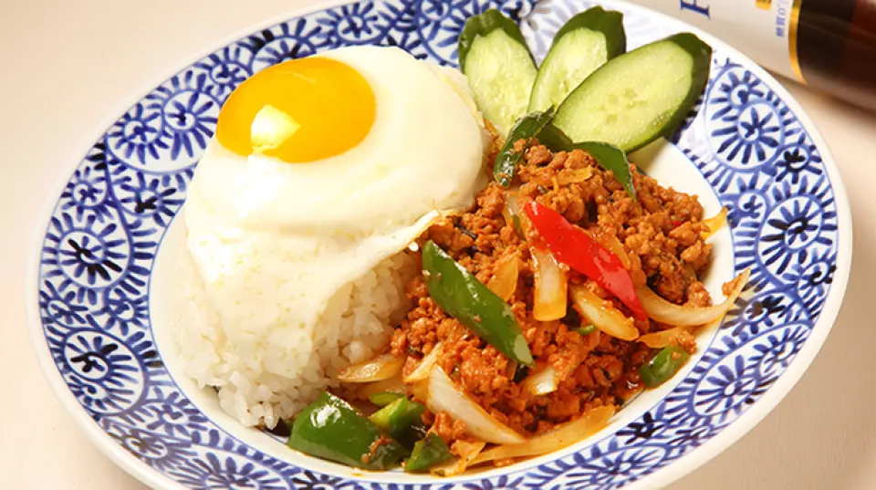 您可以品嚐各種美食，包括泰國菜、尼泊爾菜、印度菜等亞洲美食以及義大利菜。最推薦的是泰國流行的肉類菜餚。為什麼不享受一下用於製作這道菜的當地調味料和香料的正宗味道呢？
