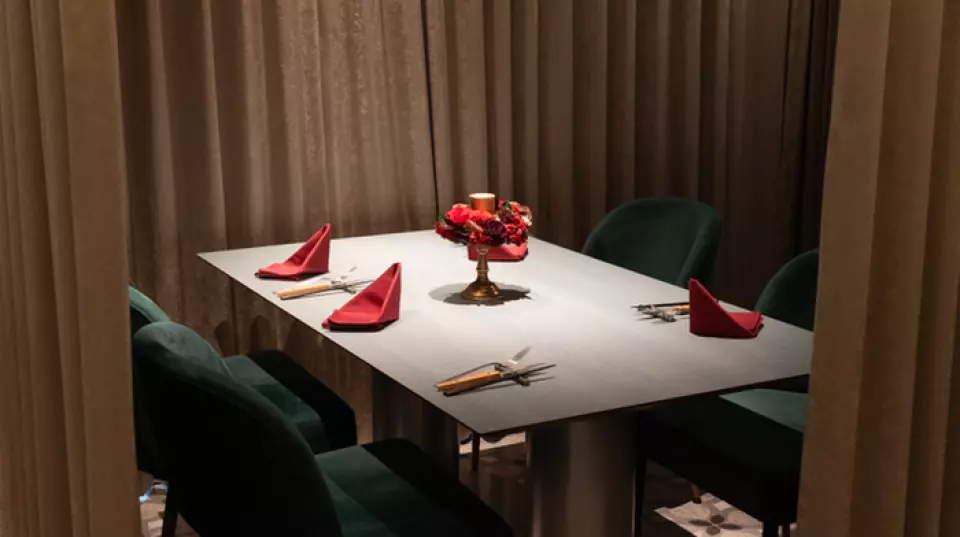 Conveniently located just two minutes from Ginza 1-Chome Station and Higashi-Ginza Station, our restaurant has a relaxed atmosphere reminiscent of a hideaway for adults. We have semi-private rooms that can accommodate 2-8 people, as well as tables for 2-4 people. We will provide you with our heartfelt hospitality so that you can have a comfortable stay no matter what the occasion.