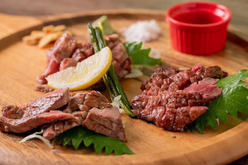 We offer carefully selected, high-quality beef, rare cuts of horse meat, and chicken slaughtered that morning, served as teppanyaki or a la carte dishes. Please feel free to try our proud flavors.