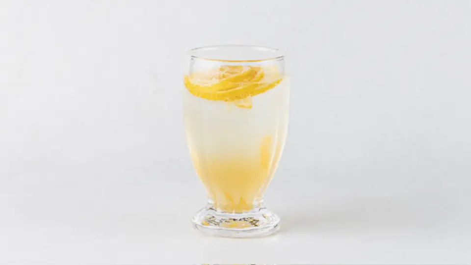 Our cola, ginger ale, and lemon squash are all handmade using our own homemade syrup. Our cola is made by boiling down lots of natural spices, and our lemon squash is made using domestic lemons, so it's safe for children to enjoy. Our recommended menu item is also our "Indigo Soda" made using "Tokushima Indigo". The vibrant indigo blue soda is beautiful to look at and refreshing to the taste! Enjoy your favorite drink with your hamburger.