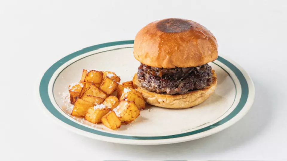 Our hamburgers are made with carefully selected ingredients. The whole wheat buns are additive-free, and we don't use shortening or margarine, but rather four-leaf butter. The patties are made with 100% domestic beef and no binders! They are seasoned only with domestic natural salt, so you can enjoy the natural flavor of the beef. The patties are sandwiched together with homemade boiled onions that are sweet and soft, and are simmered without refined oil. Take this opportunity to enjoy a delicious hamburger that is healthy for your body♪
