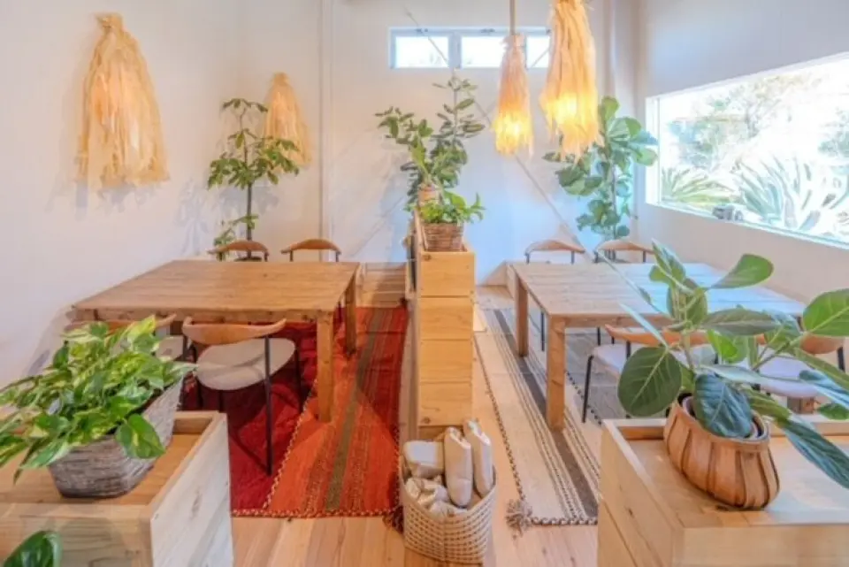 In a bright and clean space using wood, we have prepared various types of seating, including counter seats, table seats, outdoor terrace seats where you can wear your wetsuit, and warm kotatsu seats available only in winter! We also have children's seats, so families with children can use the restaurant with peace of mind. Private reservations are also possible! Please feel free to contact us about renting projectors, microphones, and speakers.