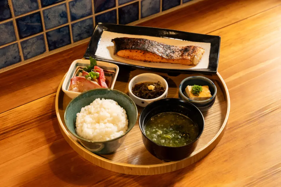 하루를 시작하기에 완벽한 아침 식사로, 꼼꼼히 만든 밤새 말린 은연어와 진흙 냄비에 지은 밥을 즐겨보세요.