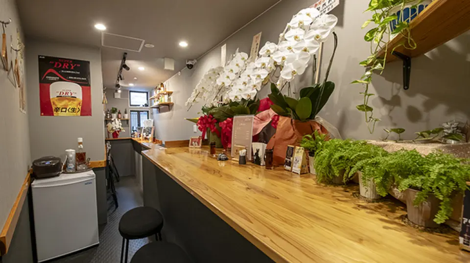本店位於十三站西口出來右轉即可，是一家氛圍可愛的烤小籠包店，讓人很容易就想光顧。 2樓的氣氛特別可愛，您可以站在吧台邊享用飲料，也可以坐在折疊椅上悠閒地享用飲料和小吃。