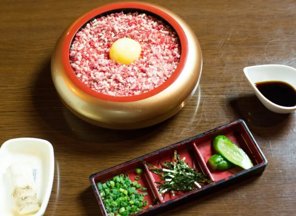 本店的招牌菜“满溢鲑鱼和鲑鱼子盖浇饭”是在刚煮好的米饭上铺满大量新鲜大鲑鱼和鲑鱼子。味道和鲜味在口中蔓延，营造出奢华的瞬间。另外，也推荐据说起源于十胜的“牛肉盖饭”！将新鲜的肉切成薄片，盛在米饭上，上面撒上蛋黄、葱和海藻。当你把它放入嘴里的那一刻，它是如此柔软，仿佛融化了。请尝试一下♪