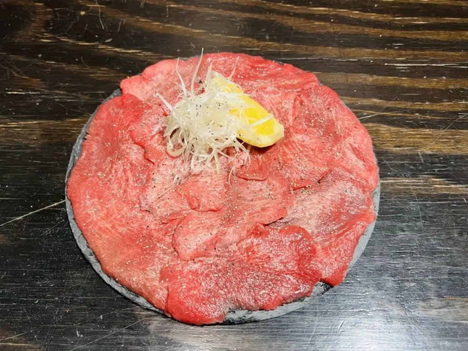 我们的菜单上还提供各种肉类菜肴。 “盐渍葱花牛舌”使用十胜当地产的牛，具有独特的弹牙口感和和牛特有的甜味，肉质柔软，是一道绝佳的菜肴。“鲜炙牛肝”使用北海道产的牛肉，当天制作，新鲜度最高，入口即化的口感和浓郁的风味令人回味无穷。