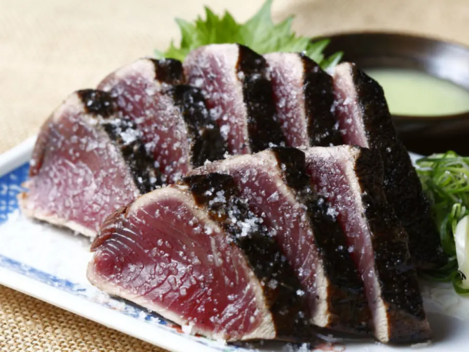 午餐提供套餐和蓋飯。特別推薦可以同時品嚐本店招牌菜鹽烤草烤鰹魚和特製醬油鰹魚的「鰹魚燒套餐」。我們也推薦包含當地特色菜餚的「漁夫賓客套餐」。您可以支付額外費用升級到無限暢飲選項。