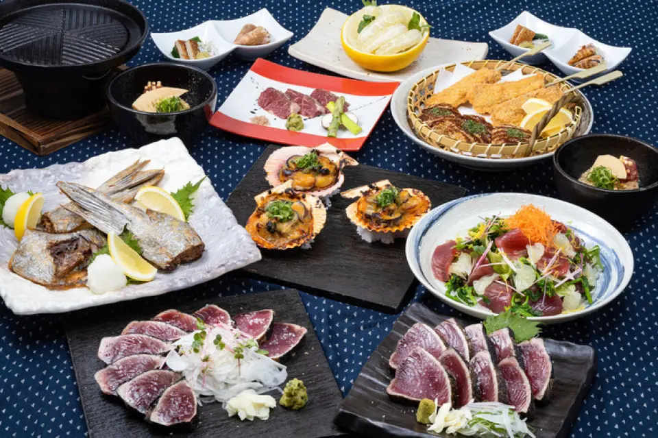 我們準備了最適合冬季派對的「漁夫賓客套餐」！炙烤鰹魚是在點菜後用稻草烤製的，火候剛剛好，外皮酥脆，味道芳香。搭配高知縣黑潮町的曬鹽或特製醬油即可享用。此外，請務必嘗試“Katsuo no Harambo-yaki”，這是用稻草烤製的稀有肥美鰹魚！