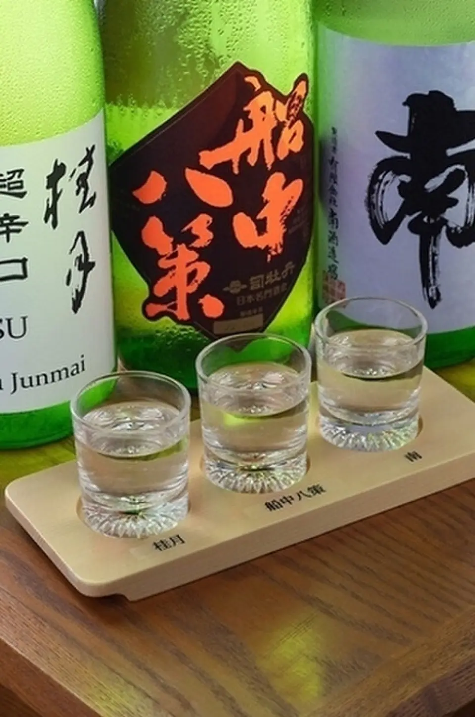 本店常備約10種高知當地酒。對於那些不知道該喝哪種酒的人，我們還準備了“試飲套餐”，您可以品嚐到使用高知縣特產“柚子”和“小夏”釀造的酸味酒。尤其是“Shio Tataki Sour”，其口感易飲，適合搭配清淡的菜餚，非常受歡迎。