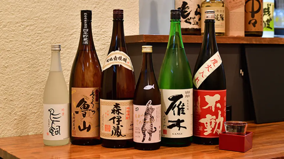 我們提供多種九州酒類。我們也提供各種其他飲品，包括使用當季水果製成的酸味酒、超級碳酸高球酒和燒酒蘇打水。請盡情享用您喜歡的飲品。