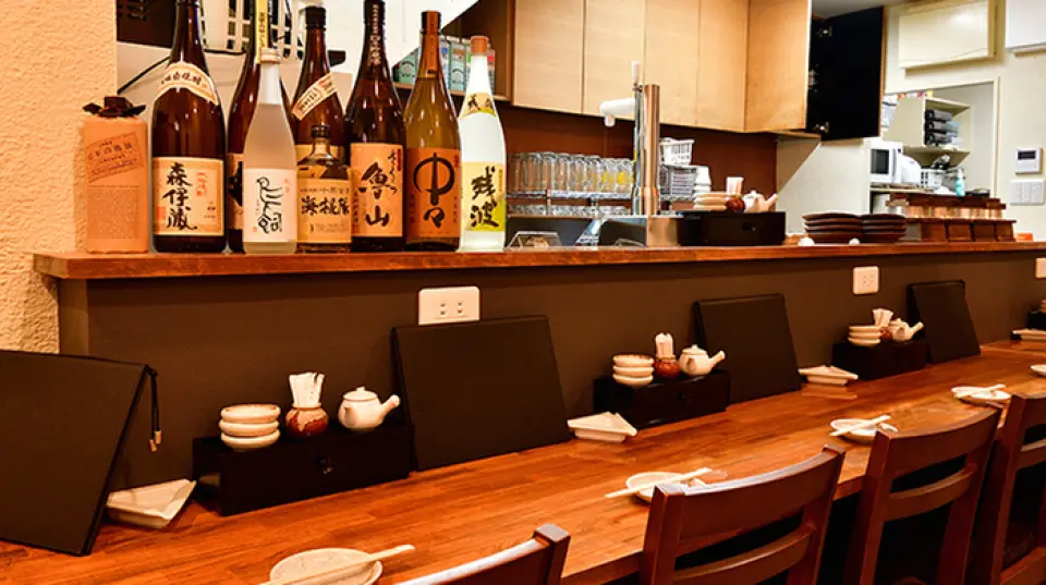 充滿現代日式氛圍的居酒屋。餐廳設有適合單人用餐的吧台座位，以及可供兩人或兩人以上用餐的私人房間。也可以私人租賃。適合日常使用到各種宴會等各種場合。