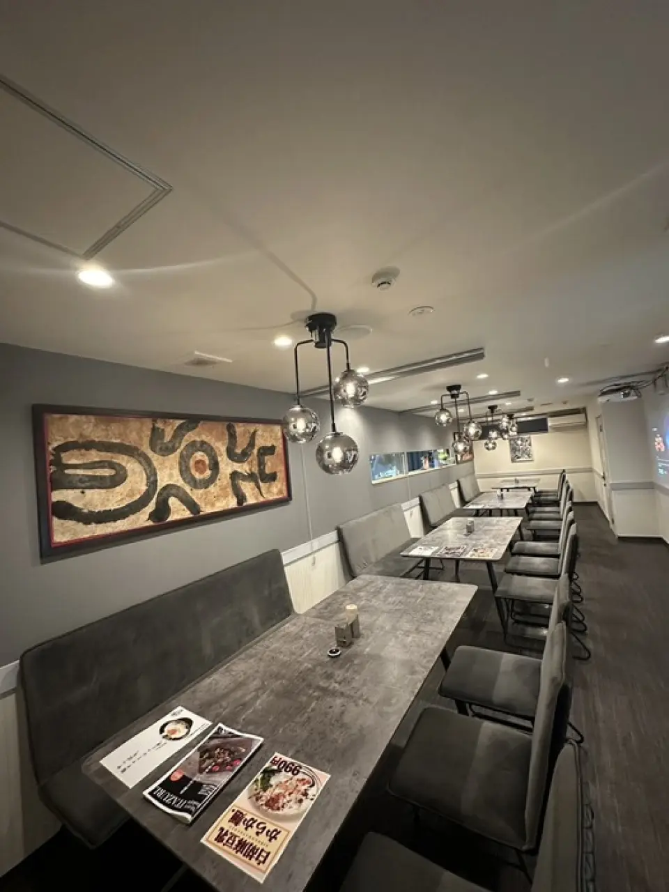 The stylish and calm atmosphere of the restaurant is suitable for a variety of occasions, including dates, girls' parties, business parties, and business entertainment. The restaurant can also be rented for private use for up to 40 people. A projector can also be used by prior reservation only, so please contact us as soon as possible.