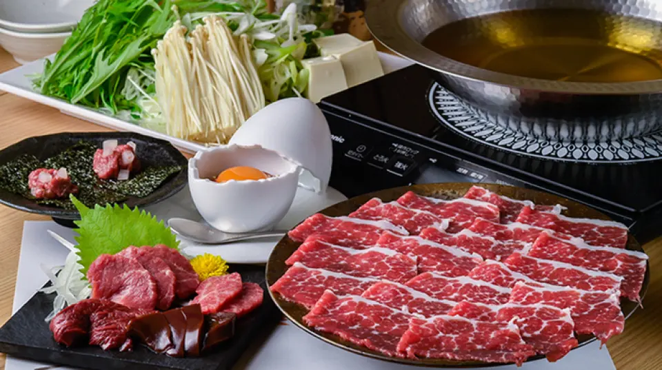 The "Horse Shabu Course" is our proud plan where you can enjoy horse meat that has been lightly dipped in soup stock and topped with plenty of green onions. We also recommend the "Horse Yakiniku Course" where you can enjoy fresh meat that can also be eaten as raw horse meat, luxuriously grilled. Start with rock salt, then enjoy it with our special sauce, green onion salad, and garlic pickled in soy sauce. We also offer a convenient half-course horse meal, and you can add liver sashimi to any course for an additional 1,500 yen. We also accept a la carte orders after 8 p.m.