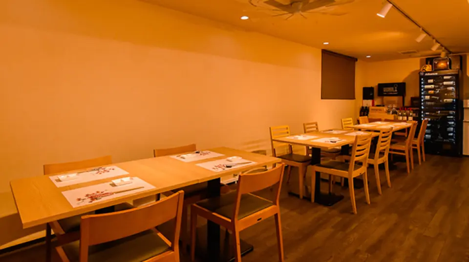 The restaurant has six counter seats and three four-seat tables. The prices are reasonable, but you can relax in a luxurious atmosphere. We are perfect for those who want to have a relaxing meal, or for any type of banquet.