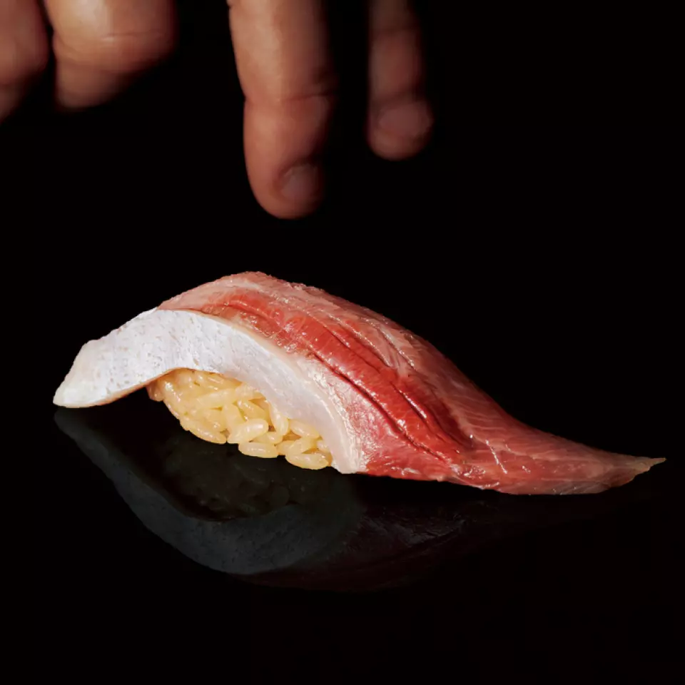 在我们的餐厅，您可以从一盘菜开始，享受采用新鲜食材烹制的简单菜肴。特别是，我们从金枪鱼批发商山之（Yamayuki）购买金枪鱼，该批发商从全国各地的商店（包括银座的高级寿司店）收到大量订单。请品尝以本店特制的“红米饭”和红醋制作的美味佳肴。