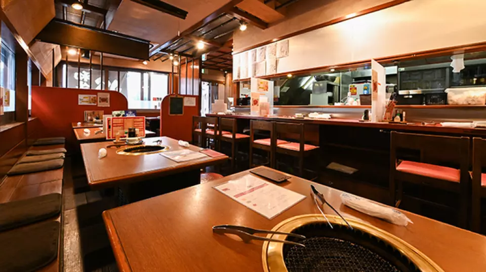 本店距离立川站南口步行5分钟，氛围温馨，可与他人一同享用美食。设有可用窗帘隔开的桌椅座位，以及单人用餐也舒适的吧台座位。下班后请随时过来。
