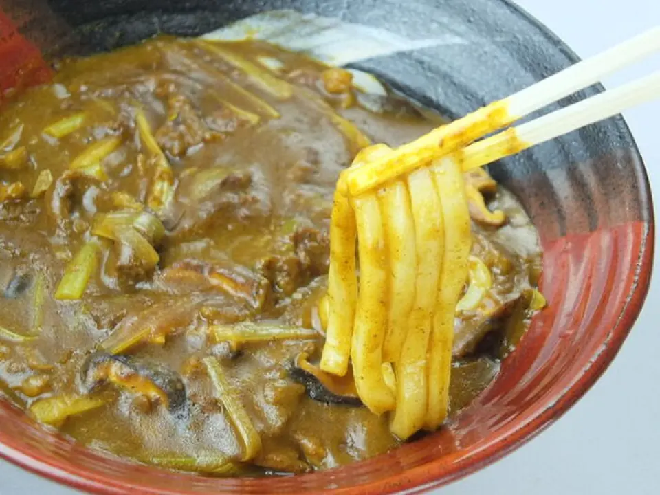烤肉店精心制作的“牛筋咖喱乌冬面”是作为压轴菜必不可少的长期畅销名作！经过屠夫的精心挑选的美味牛筋，用慢火慢炖，直至变得柔软细嫩，然后与咖喱混合，创造出锁住肉味的美味咖喱乌冬面！当然，里面还有满满的牛筋，是一直以来深受老顾客喜爱的人气菜品。您会对这种粘稠的口感上瘾♪ 请务必尝试一次！