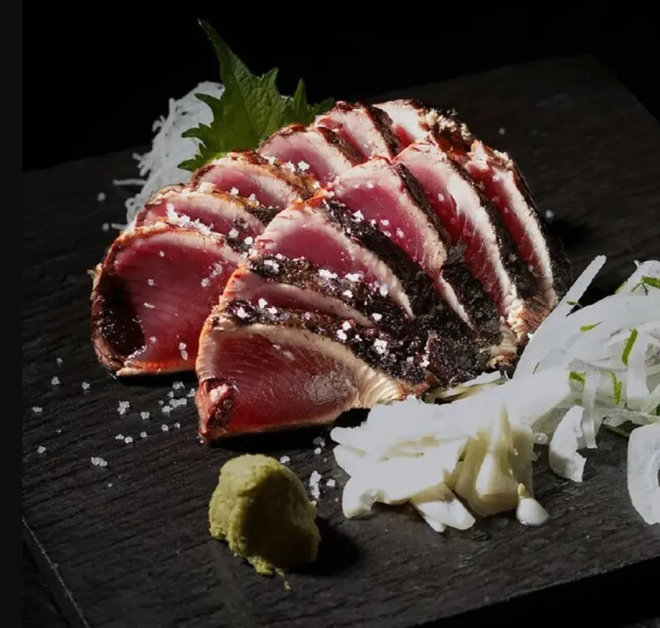 Our pride and joy, "Straw-Grilled Salted Bonito Tataki," is cooked to order and served fresh. It is made using sun-dried salt from Kuroshio Town, Kochi Prefecture, and features a crispy, fragrant skin. With a subtle straw aroma, the umami flavor of the bonito spreads with every bite. Please try this flavor at least once.