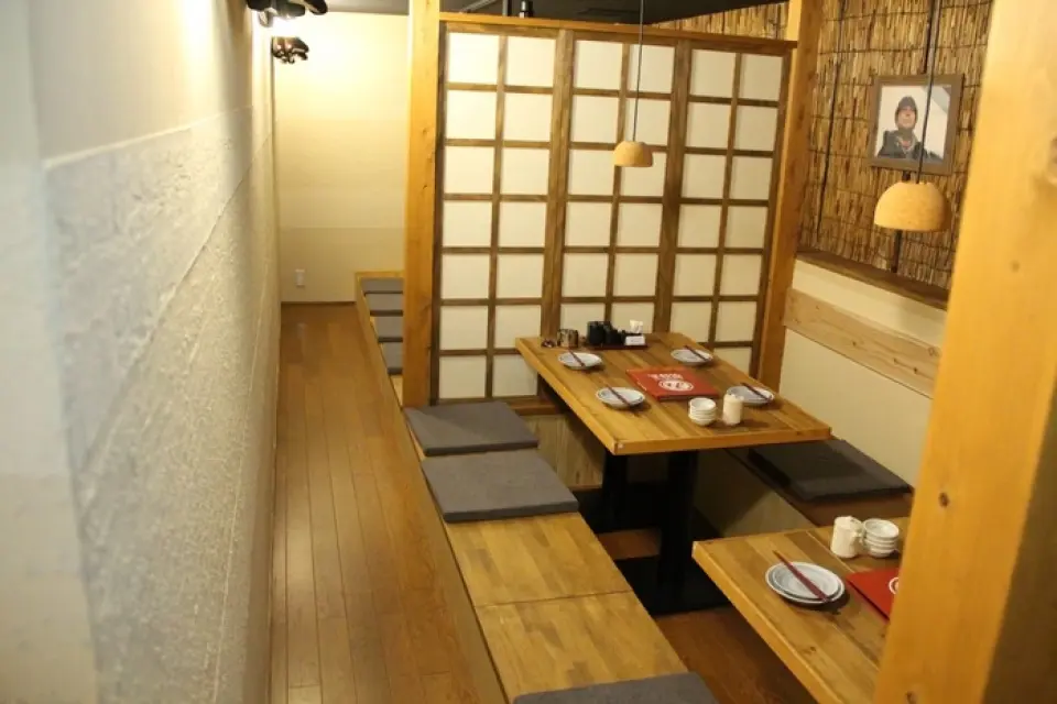 Conveniently located just a five-minute walk from Okayama Station, our restaurant has a natural, Japanese-modern space with a wooden motif. In a relaxed atmosphere, we offer a variety of seating options, including counter seats and table seats, with ample space between seats. Even small groups can enjoy a leisurely meal. We also have semi-private rooms, perfect for those who want to cherish their privacy. We hope you will come and enjoy a relaxing time here.