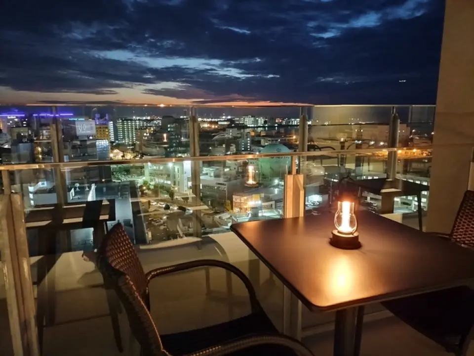 Located on the 14th floor of the hotel, our restaurant is a casual bar with American dining where you can enjoy the tropical starry sky and night view. The terrace seats have a romantic atmosphere perfect for dates, anniversaries, and birthdays. The restaurant has sofa seats and counter seats, and you can enjoy the view outside from either seat.