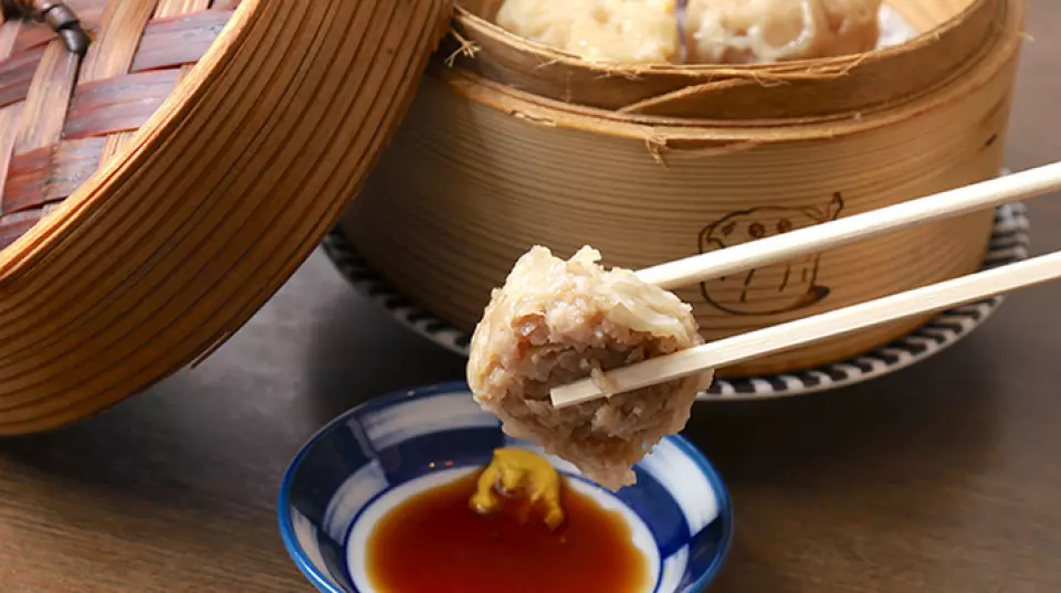 本店的特色烧卖个头大，1个只要99日元，性价比超高。鸡肉烧卖使用鸡肉和鸡油制成，口感松软，肉汁丰富，入口即化。辣猪肉烧卖是一道以粗剁碎的猪肉制成的菜肴，其特点是肉质鲜美。这两种烧卖都非常适合与酒搭配。味道浓郁，直接吃就已经很美味，但也可以根据自己的喜好添加餐桌上的调味品！