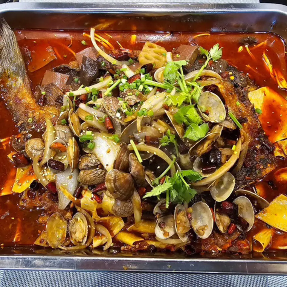 本店的招牌菜“辣味鱼汤”有将白鲶鱼与花椒、辣椒一起炖煮的辣味和带有浓郁大蒜味的蒜味两种口味。您可以选择微辣、中辣或超辣。
