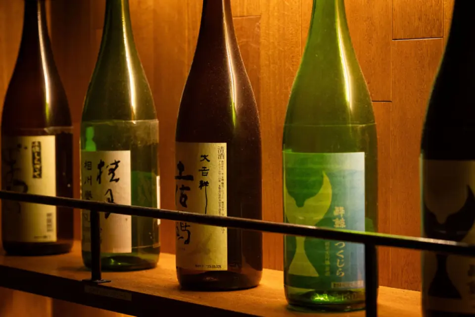 備有深受縣外顧客歡迎的地方酒以及高知縣的人氣酒，從易飲的品種到鑑賞家喜歡的品種，種類豐富！我們常備有 10 種清酒。我們也提供採用高知特產（如柚子、柚子、生薑和小夏）製成的茶杯和雞尾酒。請與魚類或肉類菜餚一起享用。