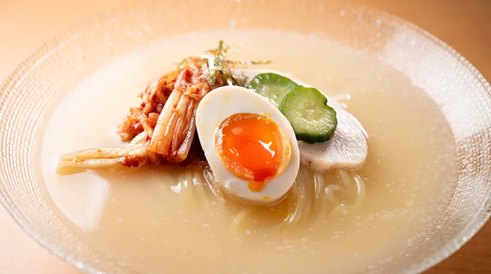 本店的冷面是使用青森县盛冈冷面和仙台牛骨汤制作的得意之作，经过两天的慢火熬煮，冷却后沥干油，再加热冷却，耗时耗力，带出了浓郁的风味。享用我们精心制作的冷面，总共需要三天的时间来制作，作为最后一餐或午餐。