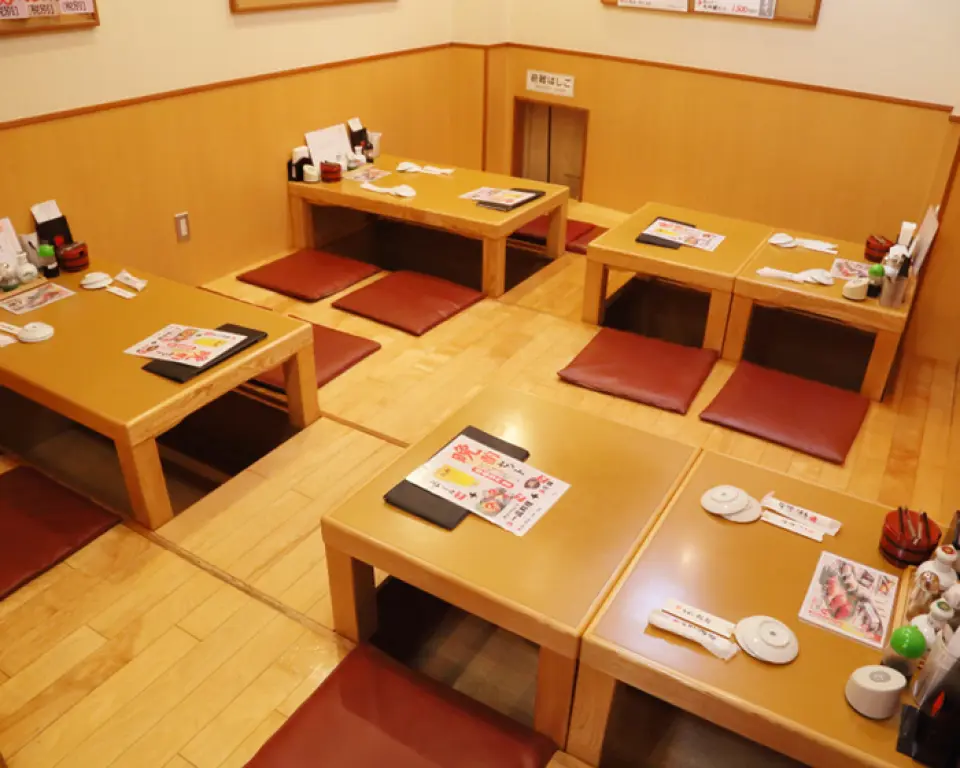 On the second floor, there are raised seating and sunken kotatsu seating. The raised seating is located opposite the counter seats and can accommodate parties of up to 20 people. There are four sunken kotatsu tables that seat four people.
