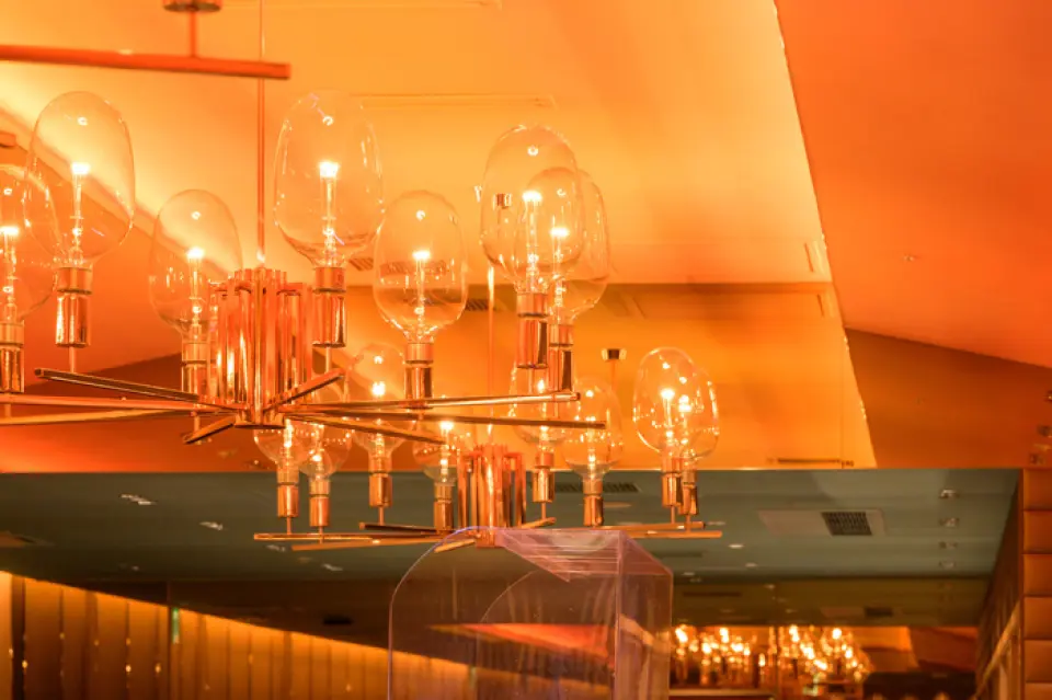 일몰의 해변을 연상시키는 인상적인 천장이 있는 공간에서 식사를 즐기실 수 있습니다. 좌석은 편안함을 위해 설계된 카운터 좌석과 박스 좌석이 완비되어 있습니다. 최대 6명까지 수용 가능한 개인실도 3개 있습니다. 혼자 식사하거나, 친구와 함께 또는 가족과 함께 식사할 때 이용하세요!