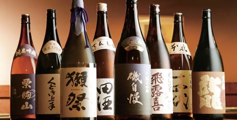本店的酒品种类丰富，有来自日本全国47个县的优质日本酒。随着季节的变化，菜单也会有所变化，所以每次光临都可以品尝到新的口味。我们还提供每个季节推荐的日本酒。我们还提供多种标准饮品，请选择适合您口味的饮品。